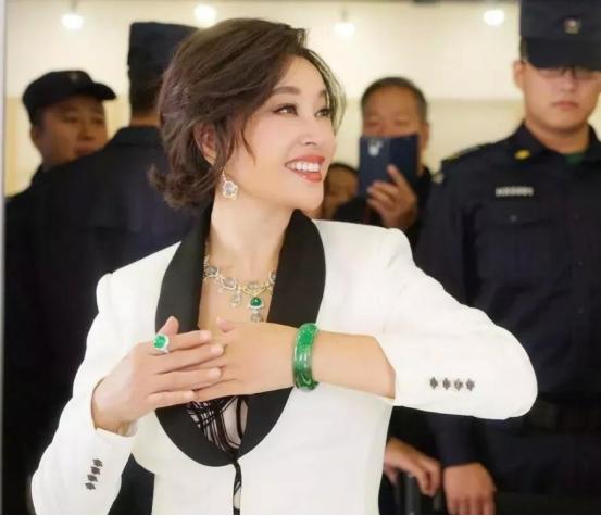 有气质的女士戴什么样的黄金,年轻女性适合戴什么样的黄金首饰