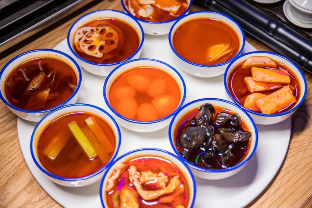 再也不用飞成都了！明星都超爱的贰麻酒馆青岛盛大开业