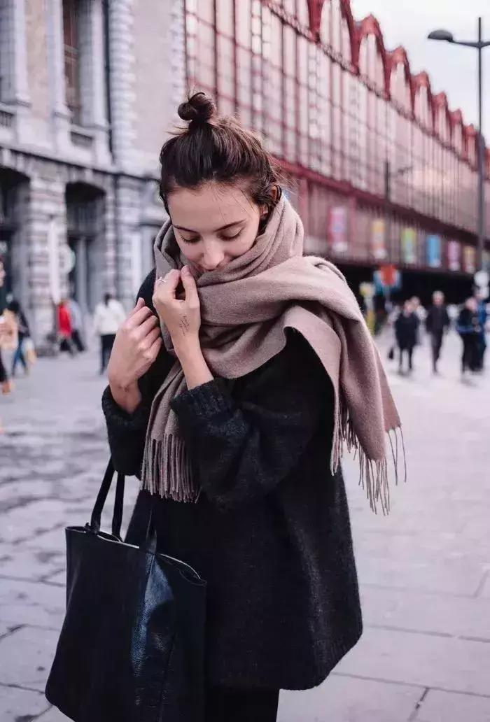 适合羽绒服显脸小围巾的系法,怎么给女生系围巾不会显脸小