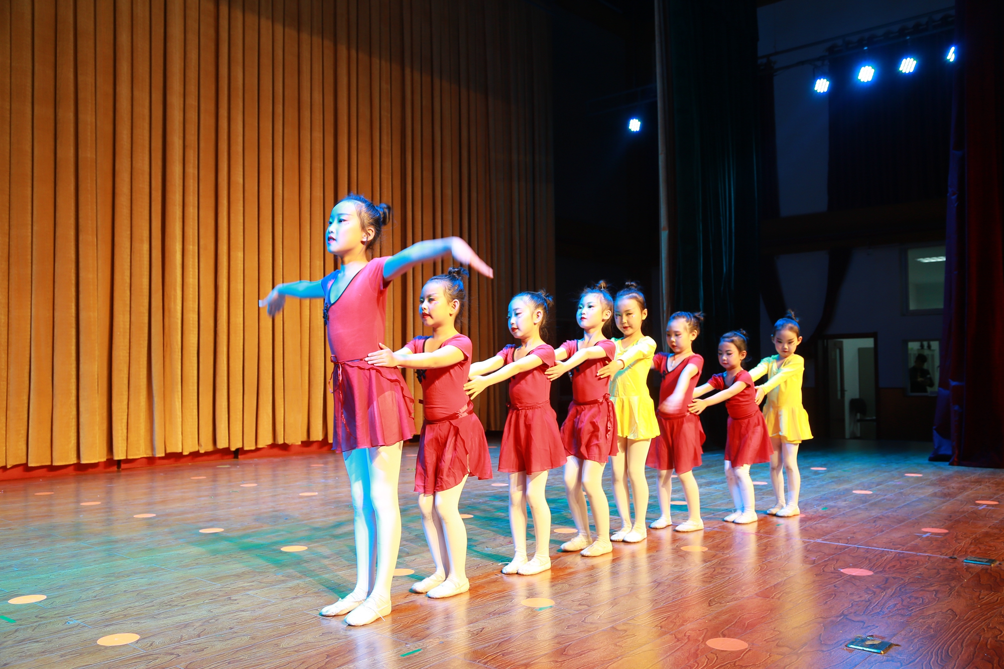 金鸡艺术《舞动人生梦想起航》专场晚会在青少年活动中心演出