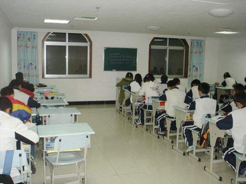 实验班和普通班的区别,高中普通班与重点班有什么区别