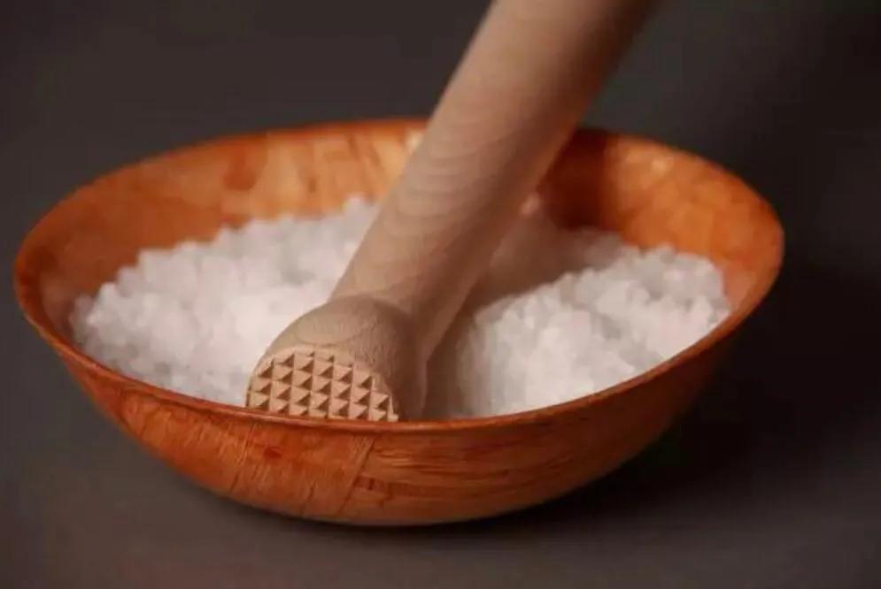 一招去除杯底霉渍,怎么洗去玻璃杯茶渍