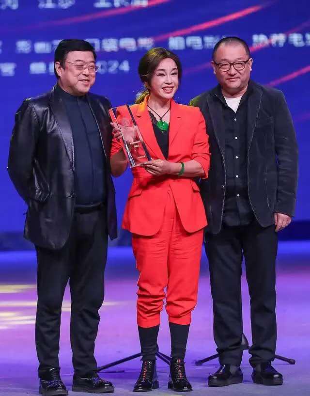 刘晓庆早年照曝光一袭红裙风,刘晓庆装嫩原视频