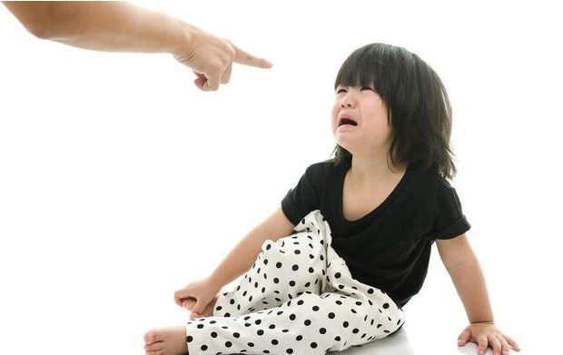 2岁小孩生气趴地上怎么引导,2岁小孩生气就在地上打滚怎么办