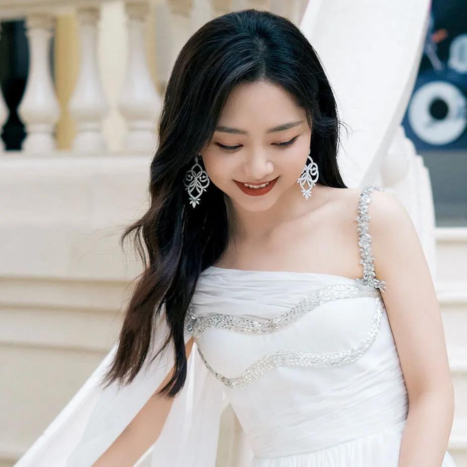 最新明星红毯珠宝,女明星红毯封神造型礼服