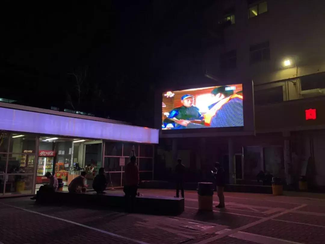 富士康一万工人玩快手，招工一人奖励2500块，有人赚过百万