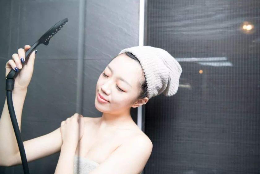 身体干燥起皮用哪种凡士林身体乳,冬天皮肤干可以涂甘油加面霜吗