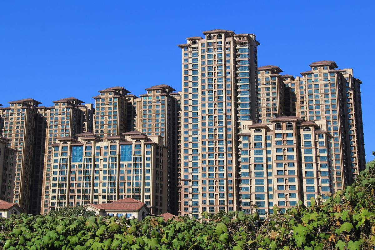 为什么有的回迁房不要交物业费,为什么有回迁户的房子不能买