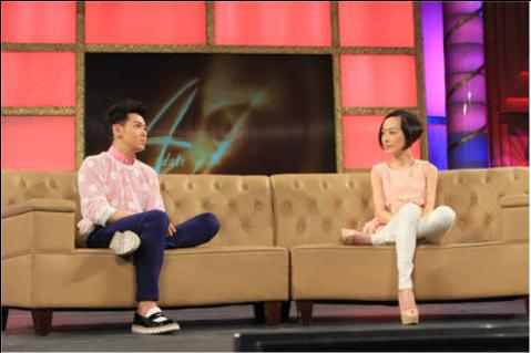 杨杨引争议！接受邓亚萍采访时跷二郎腿，还称国内开会时会睡着