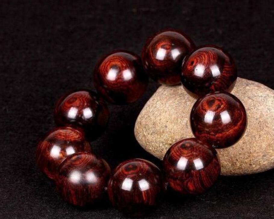 沉香木手串和黄花梨手串的区别,沉香木黄花梨小叶紫檀手串哪个好