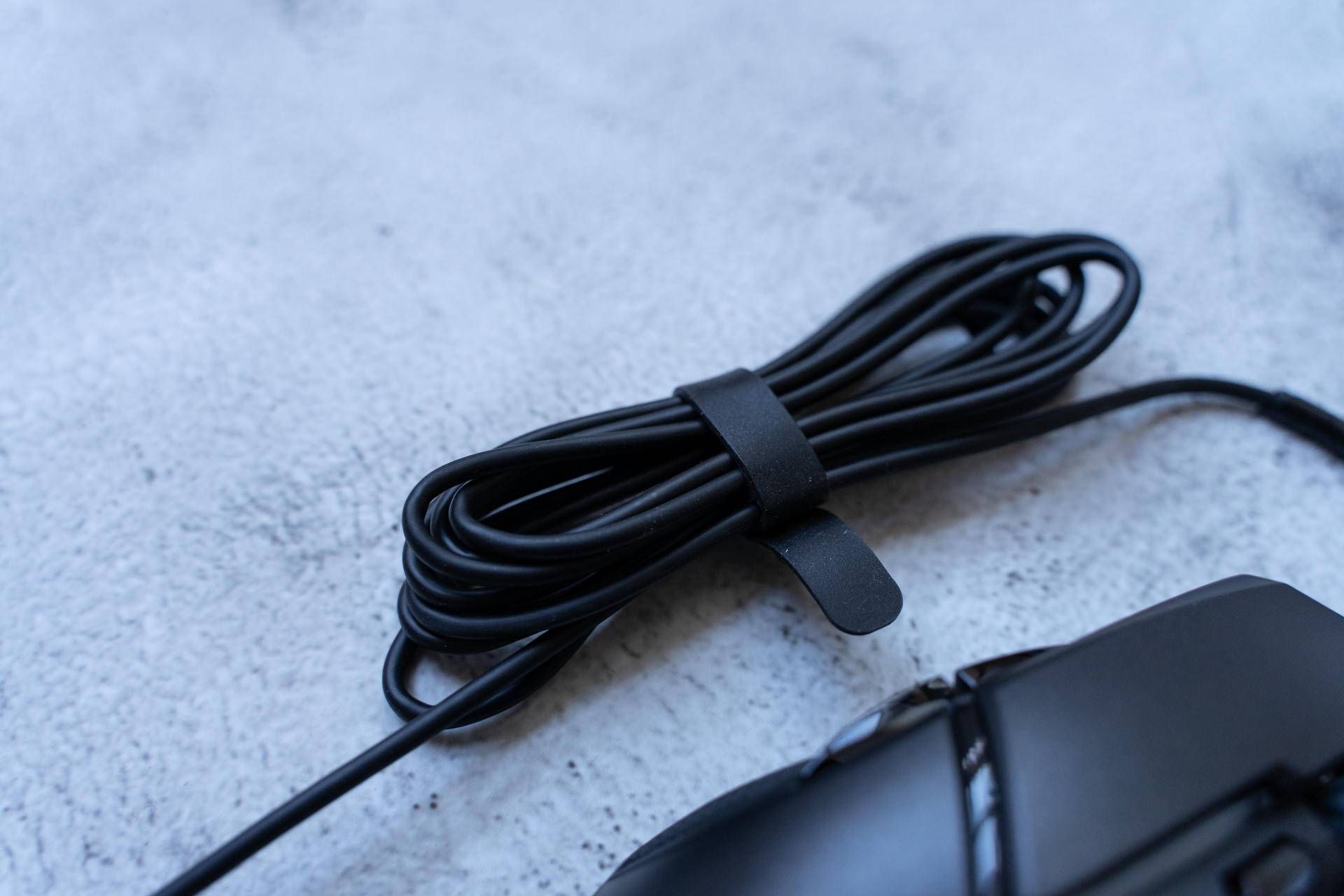 看样子就很有料，这个自带龙纹身的鼠标果然很不一般