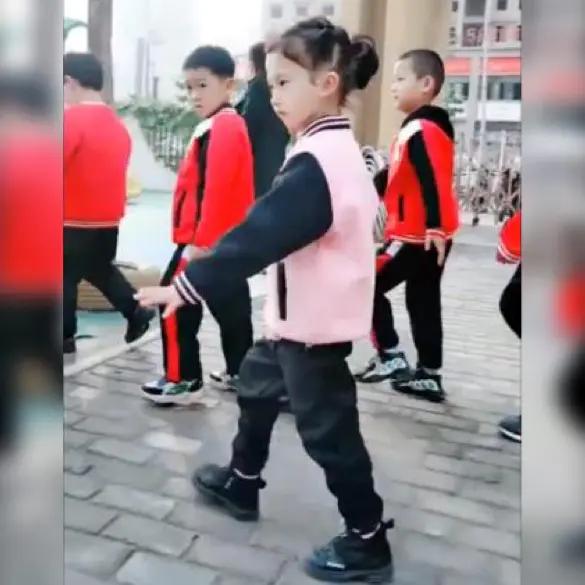 霸气侧漏小女孩走姿,霸气女孩走姿视频