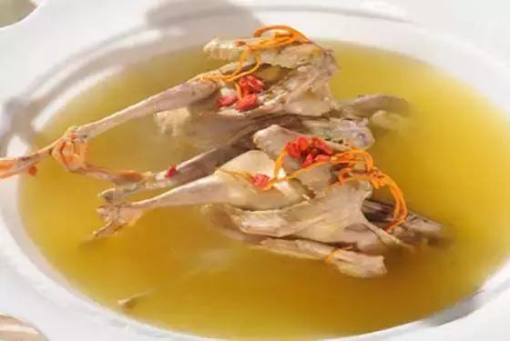 女性经期鸽子汤怎么炖好吃,女性吃鸽子汤好还是乌鸡汤好