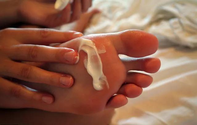 夏天总穿凉鞋皮肤粗糙,脚粗糙夏季如何穿凉鞋