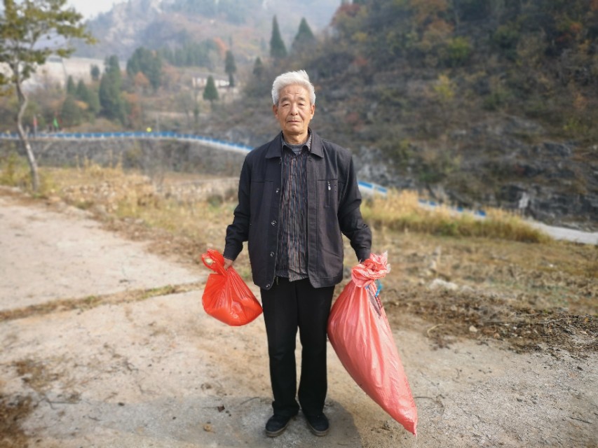贫困山区留守老人吃饭,80岁以上的留守老人吃饭问题