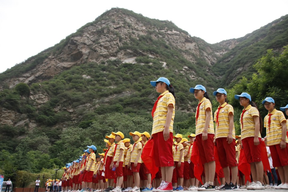 610名可爱的孩子在少华山共绘70米中华龙、千人高歌中国梦！