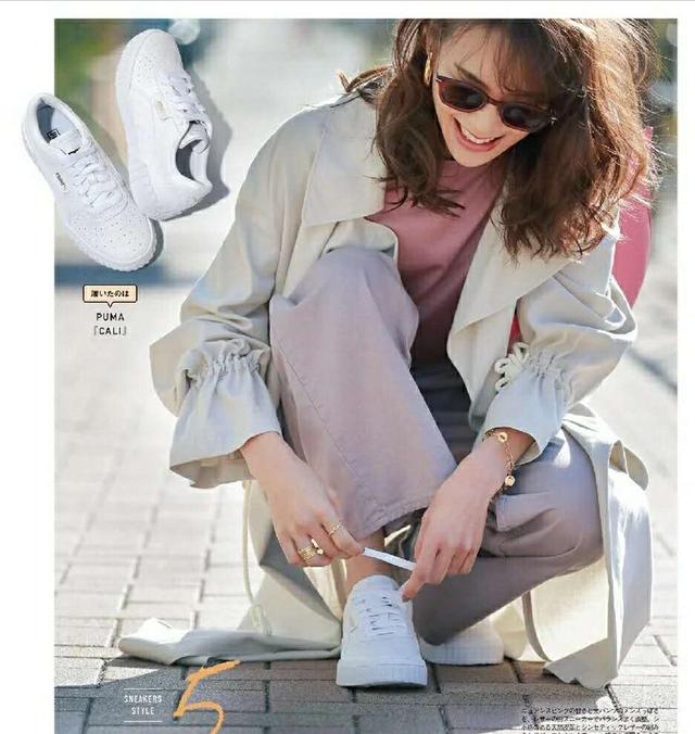 女士小白鞋的正确穿搭视频,小白鞋女如何搭配好看图