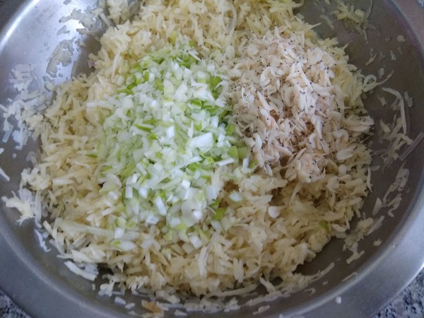 老东北美食白菜芹菜饺子蒸饺,天冷了这种蒸饺最好吃营养丰富