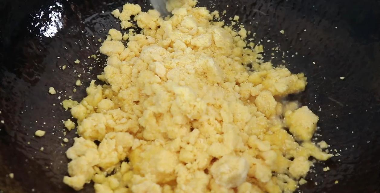 玉米面倒锅里瞬间变美食,玉米面倒进滚烫的牛奶里