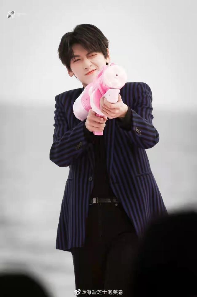 gq盛典蔡徐坤迪丽热巴内场 (gq盛典迪丽热巴蔡徐坤同框)