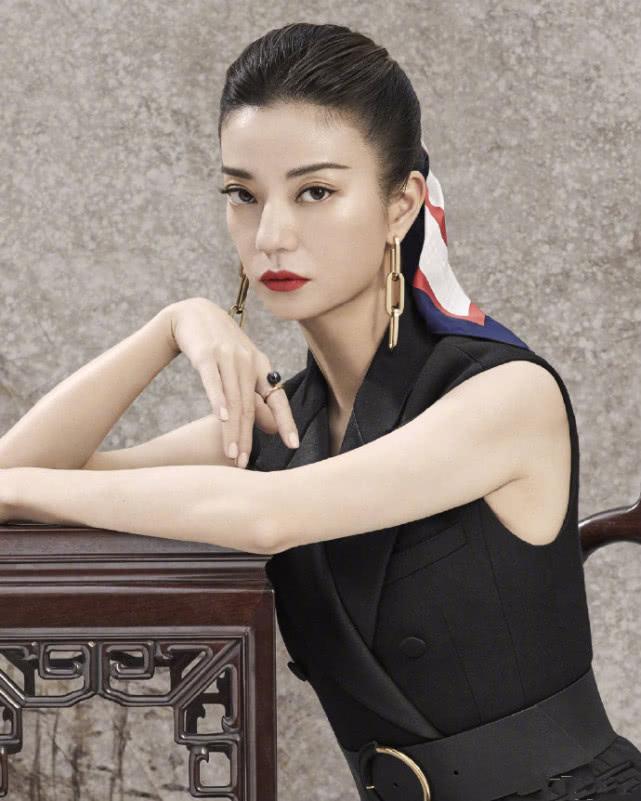 赵薇换短发完整版,赵薇脸型适合扎头发还是披头发