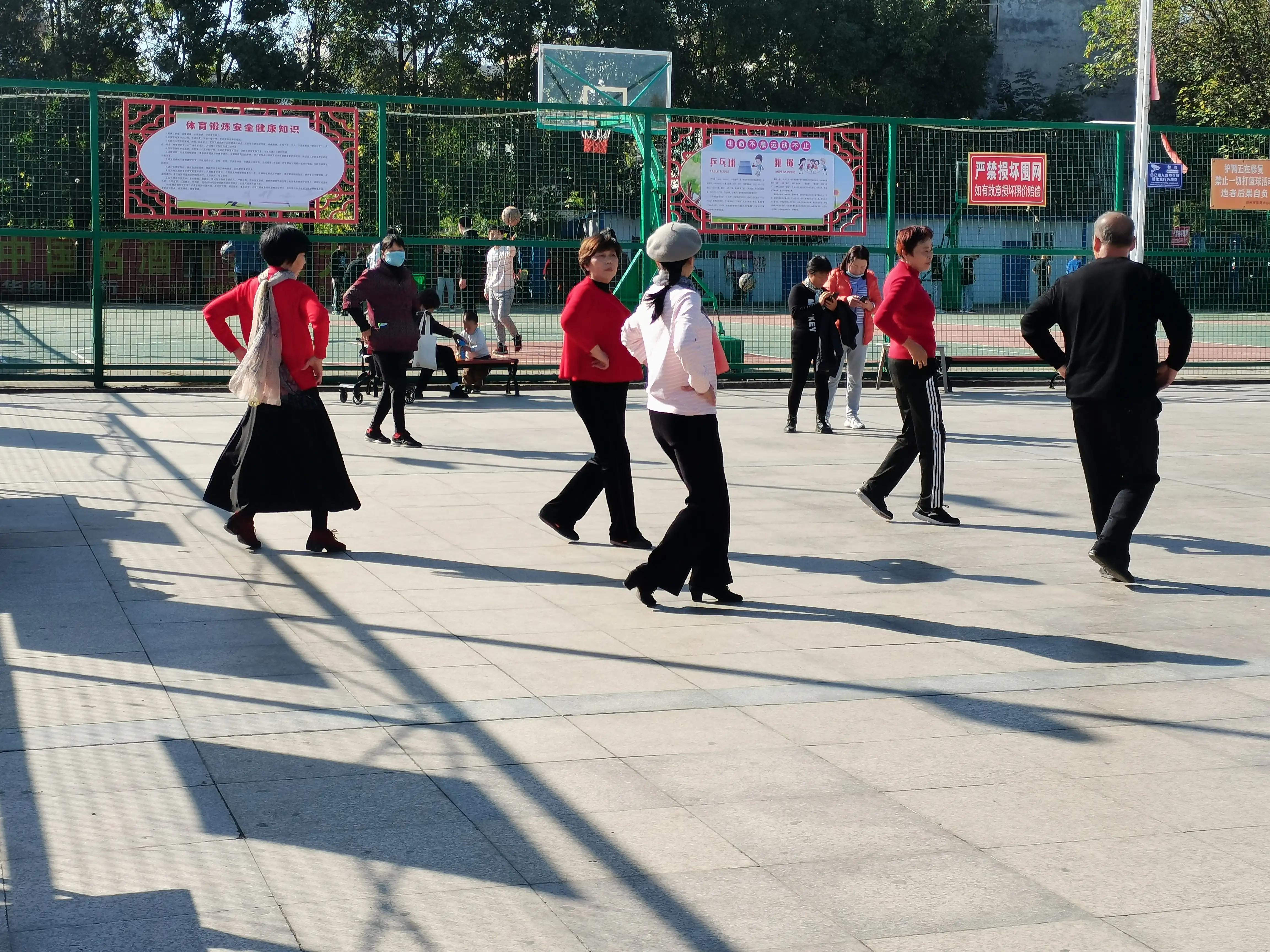 热闹的邓州体育运动场作者赵光选