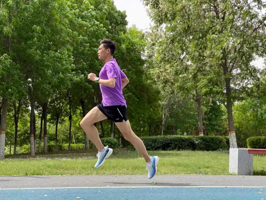 飞电discovery多巴胺为什么贵,李宁飞电discovery跑鞋