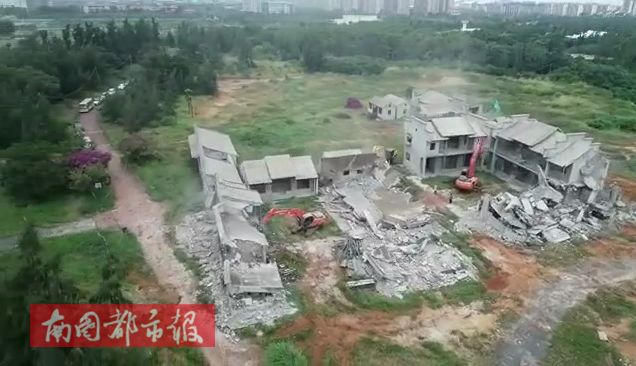 海口一小区多栋楼顶违建被拆,拆除违建海口别墅