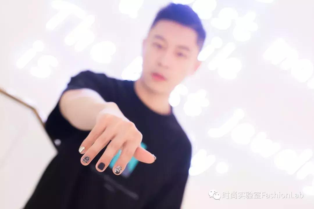 我应该给这些被骗来做美甲的男生道个歉