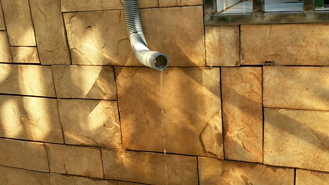 空调管漏水导致墙壁受潮怎样处理,空调排水管露在墙壁怎么办