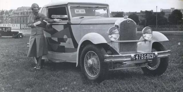 她亲眼看着自己的画作挂进卢浮宫,这位“时尚先锋”不输香奈儿