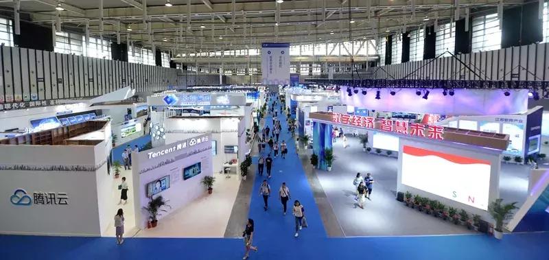 “超大纳米触控电容白板”亮相第十五届中国（南京）软博会