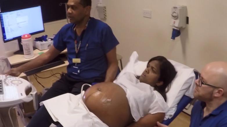 腹中胎儿长出肿瘤，孕妇忍着剧痛，给胎儿打麻药做手术