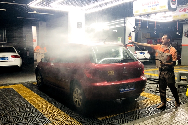 汽车大灯水雾干了怎么办,汽车大灯进水了怎么解决