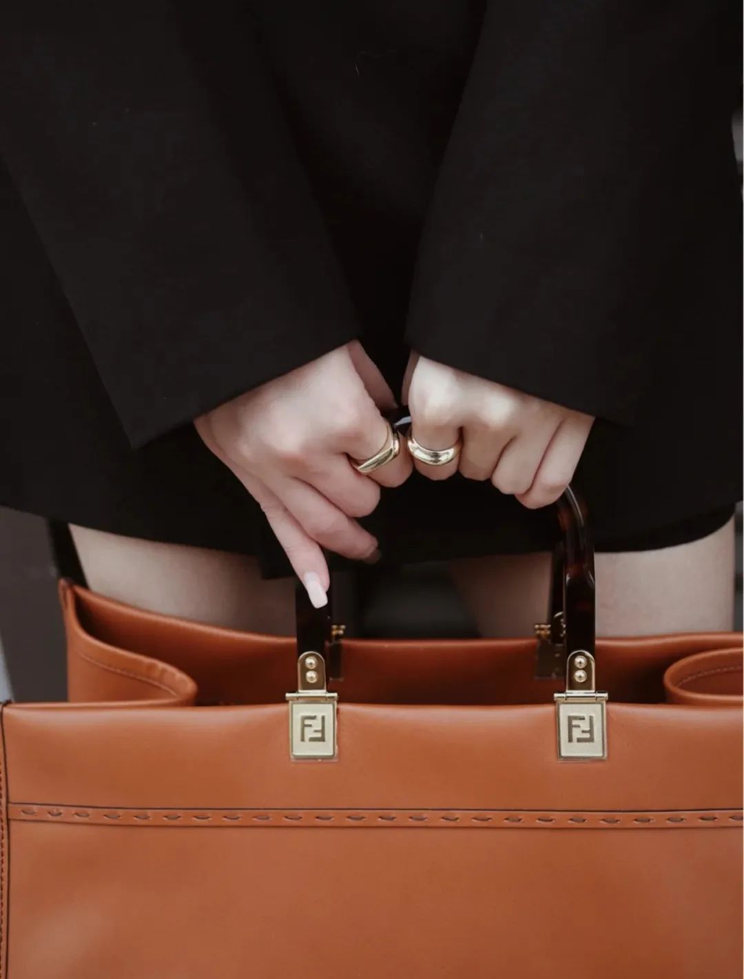 这才爆红一年就这么能“装”了?3w的包一背我都认不出来了…