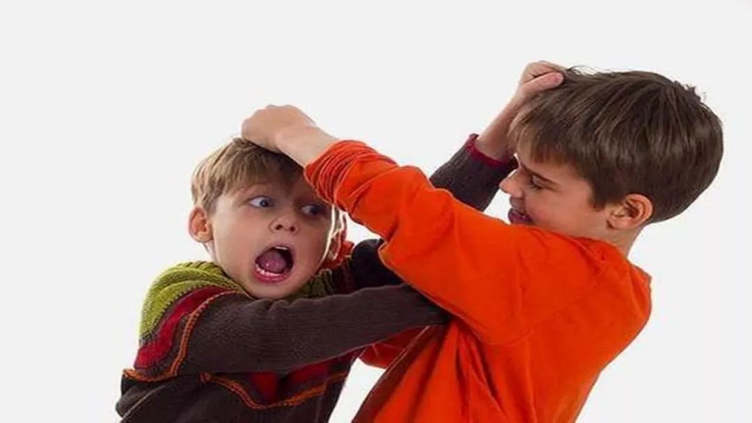 为何孩子总是霸道任性？和家长有关系，家长应该这么教育孩子