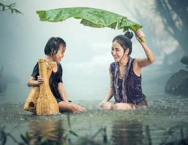 印尼富二代用儿童脊椎和鳄鱼舌头,24岁印尼富二代手拿爆人骨包