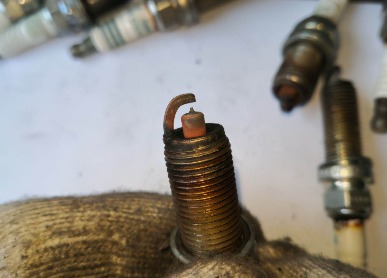 火花塞出现什么颜色更换,火花塞变黄是什么原因