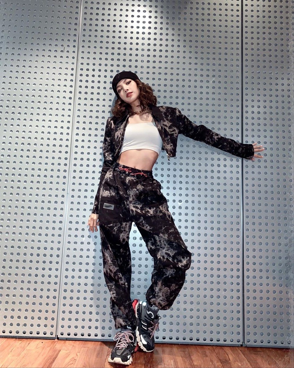 Lisa*服私**更新，穿拼接棒球服套装内搭条纹吊带，街头酷甜范儿