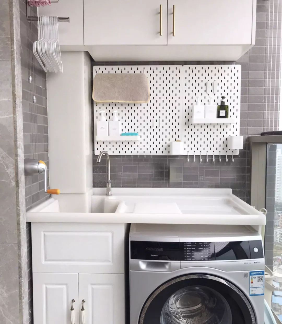 小户型阳台洗衣吊柜设计,阳台吊柜最实用的设计