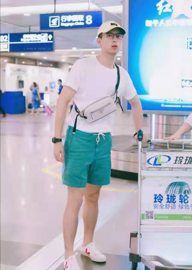 李现白色t配绿色短裤视频,李现的叠穿穿搭时尚又显得帅气
