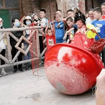 不倒翁小姐姐事件,陕西不倒翁小姐姐