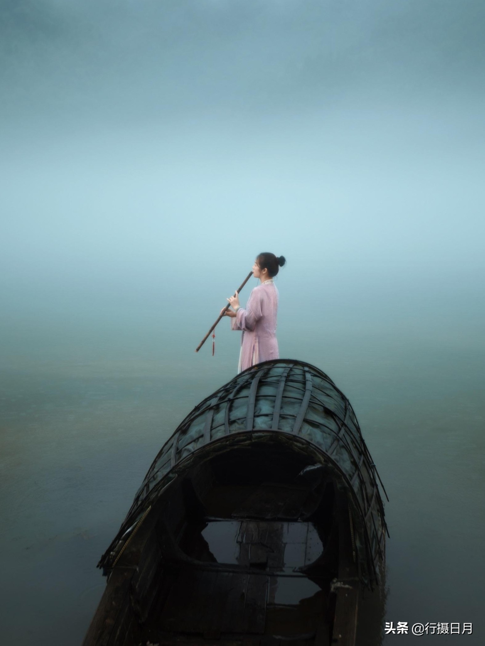 一朵青花为谁开，开在红尘紫陌，一眉笑意为谁婀，婀起和颜悦色？