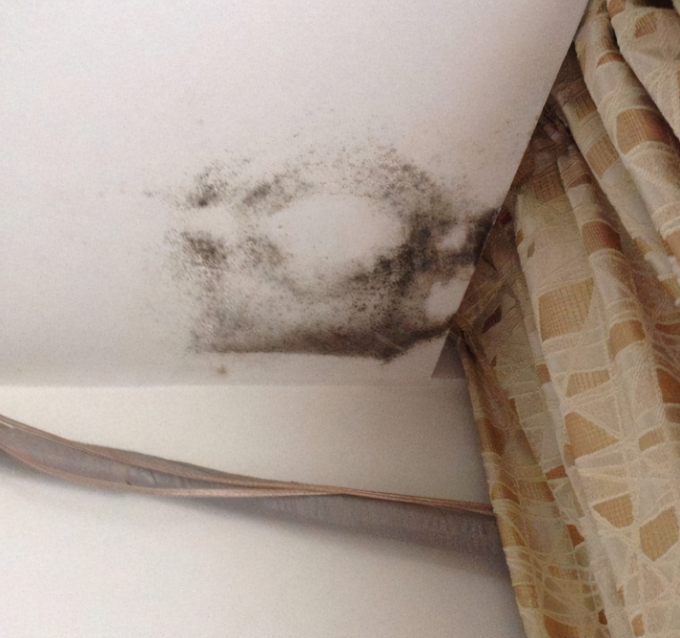 天花板掉皮怎么修补,天花板掉皮翻新教程