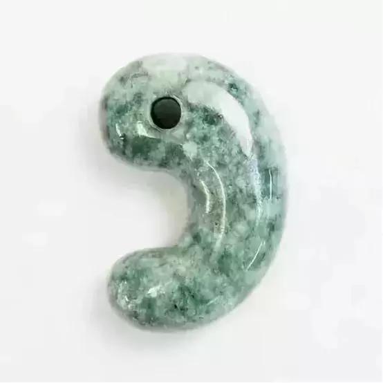 翡翠的8个误区：洗澡不能戴？只有缅甸产？原来这些年都被骗了