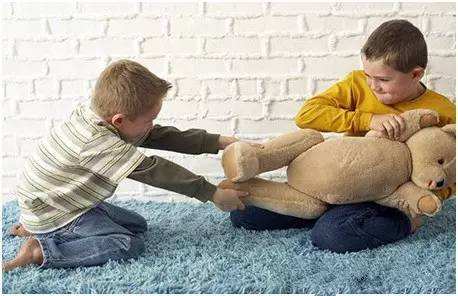 孩子老是打人家长怎么办,孩子动不动打人怎么治