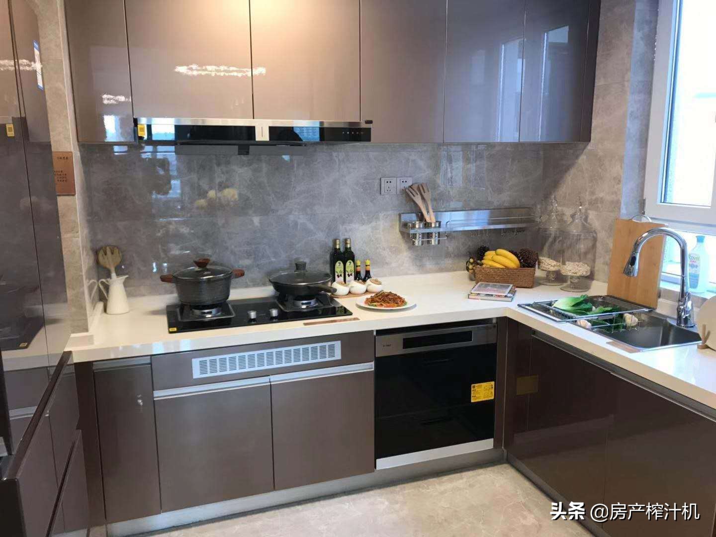 精装修跟毛坯自己装修哪个划算,精装修和毛坯房价钱一样选哪个