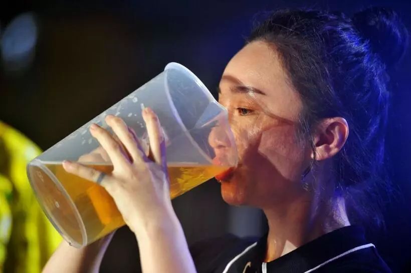 酒王大赛周赛吹瓶最快3秒70！金沙滩啤酒城喊你来战！