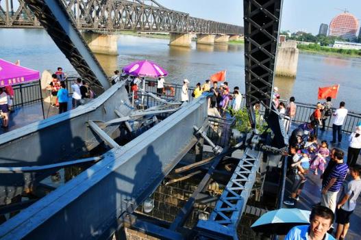 朝鲜游客来中国游玩，不用导游，嫌弃高铁太慢，打“飞的”来北京