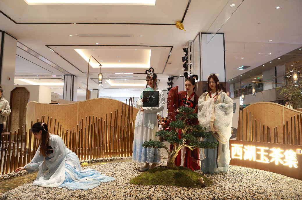 湖滨银泰in77每日客流量,杭州湖滨银泰in77销售额